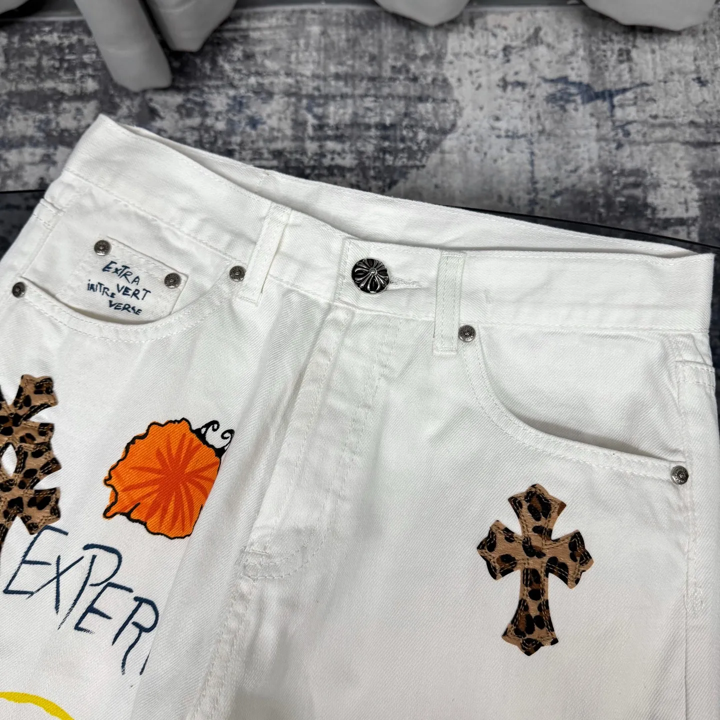 P250 Chrome Hearts｜CH Chrome Hearts 25SS high street jeans with leopard print and vintage graffiti paintings. Chrome Hearts are the most popular pants in color. Made of beaded canvas fabric, heavy washing makes the upper body of the fabric more textured and the pants are tall and straight! The three-dimensional cutting of the whole trousers is a masterpiece! The hardware is customized by zp. The beaded canvas fabric is thick and soft after being washed. It has good breathability. Customized small leather label. Unique design. The details are simple and elegant, and the workmanship is exquisite. The whole trousers are neatly routed and the details are in place! It’s so cool that both men and women can easily control the genderless trend! Color: White Size: 28 30 32 34